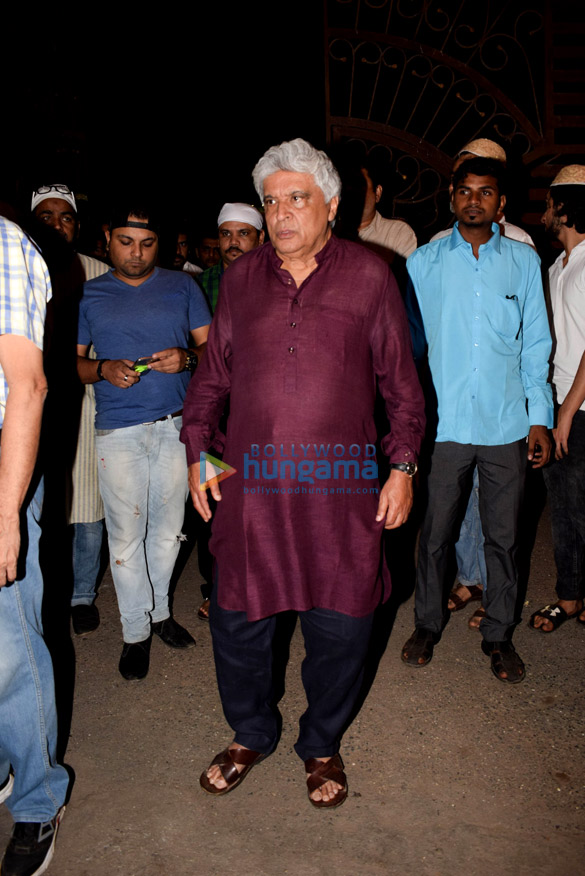 celebs snapped attending a funeral at the versova kabrastan 3