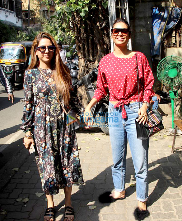 esha gupta snapped with her sister at pali village cafe 2