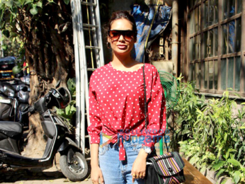 Esha Gupta snapped with her sister at Pali Village Cafe
