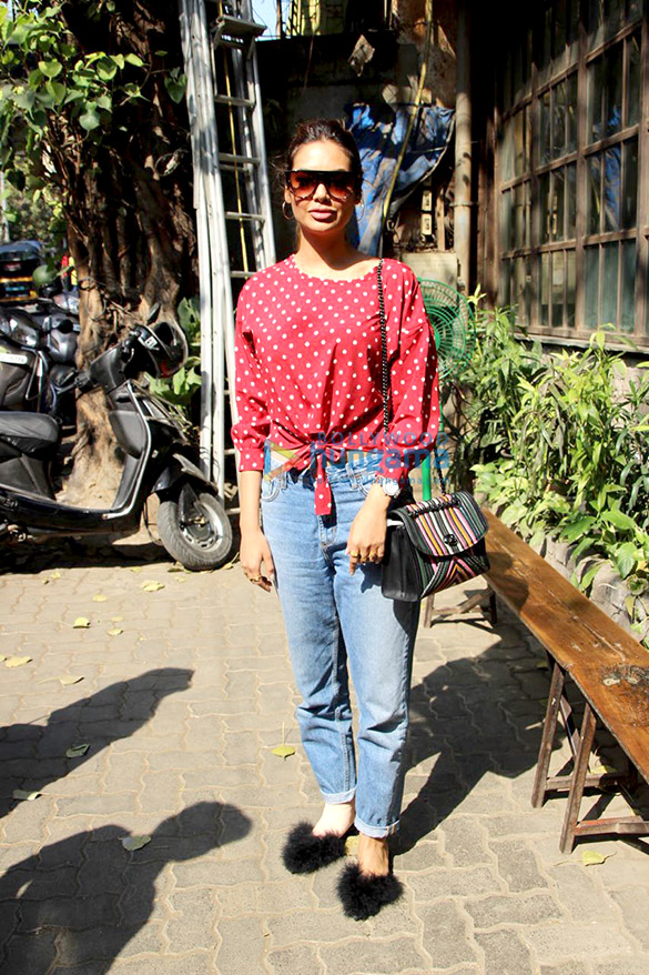 esha gupta snapped with her sister at pali village cafe 3