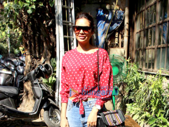Esha Gupta snapped with her sister at Pali Village Cafe