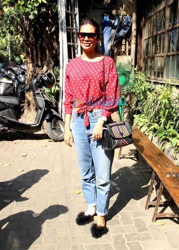 esha gupta snapped with her sister at pali village cafe 5
