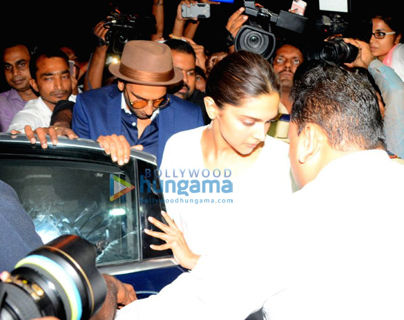 farhan akhtar and his mother saroj khan ritesh sidhwani and farah khan snapped at anil kapoors house 009 3