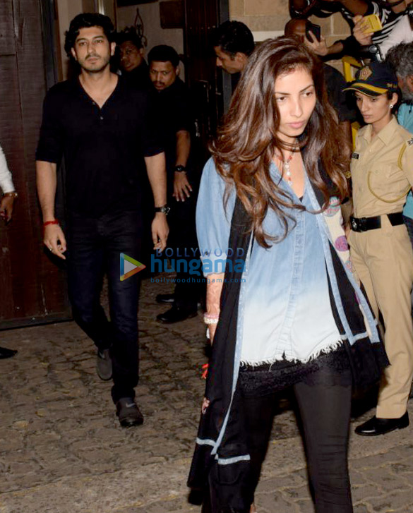 farhan akhtar and his mother saroj khan ritesh sidhwani and farah khan snapped at anil kapoors house 071