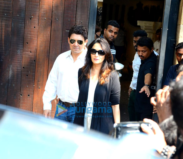 farhan akhtar and his mother saroj khan ritesh sidhwani and farah khan snapped at anil kapoors house 10