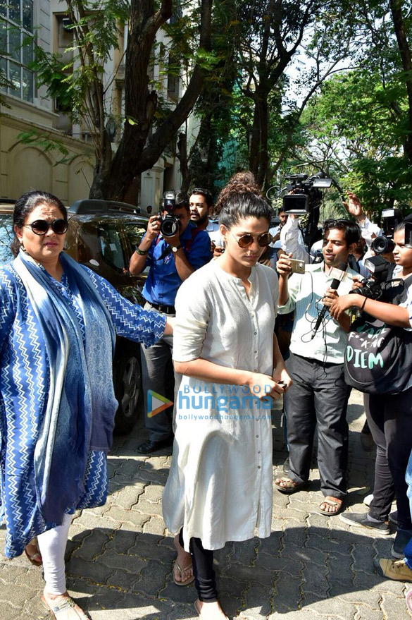 farhan akhtar and his mother saroj khan ritesh sidhwani and farah khan snapped at anil kapoors house 15