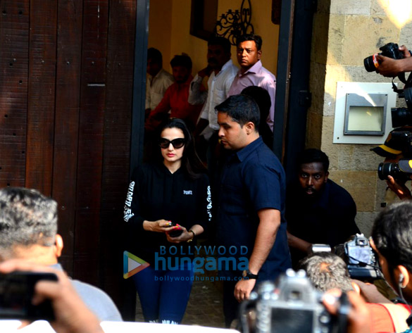 farhan akhtar and his mother saroj khan ritesh sidhwani and farah khan snapped at anil kapoors house 20