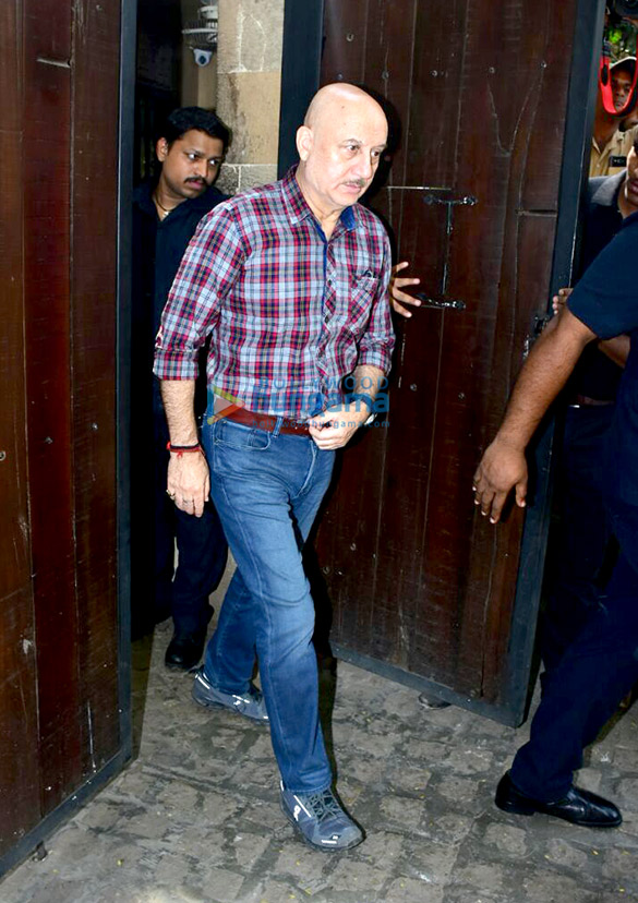 farhan akhtar and his mother saroj khan ritesh sidhwani and farah khan snapped at anil kapoors house 42