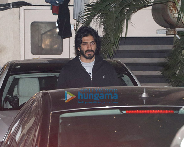 farhan akhtar and his mother saroj khan ritesh sidhwani and farah khan snapped at anil kapoors house6 2