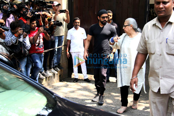 farhan akhtar and his mother saroj khan ritesh sidwani and farah khan snapped at anil kapoors house 1