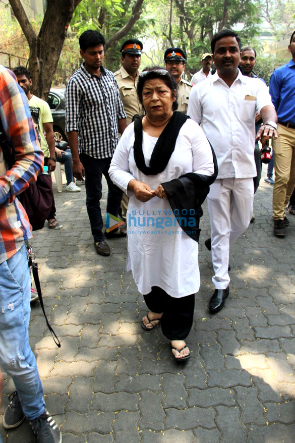 farhan akhtar and his mother saroj khan ritesh sidwani and farah khan snapped at anil kapoors house 2