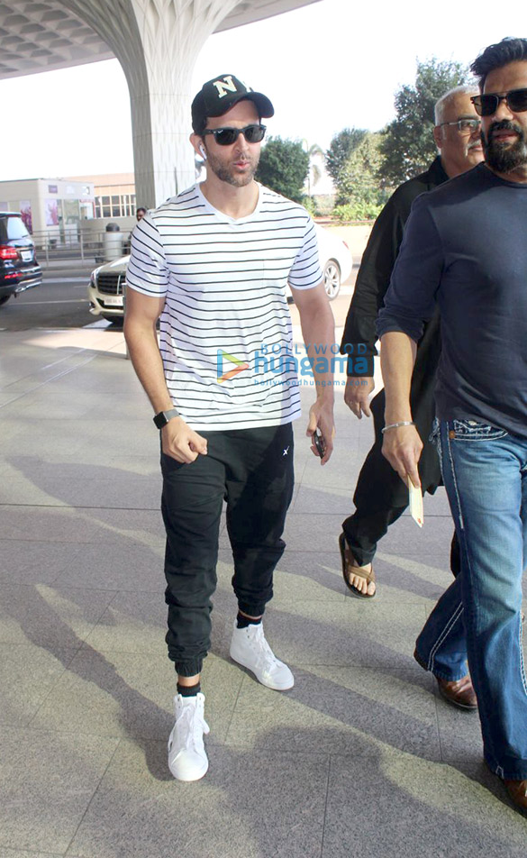 hrithik roshan suniel shetty and others snapped at the airport 8