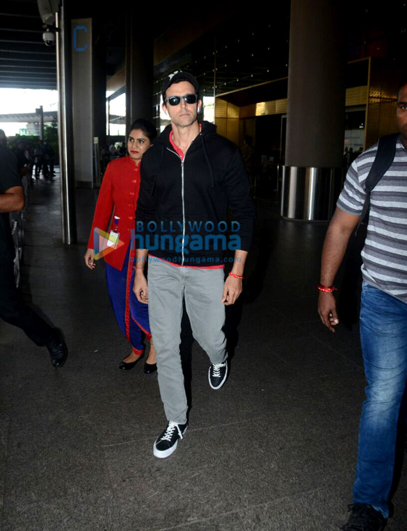 hrithik roshan and emraan hashmi snapped at the airport 6