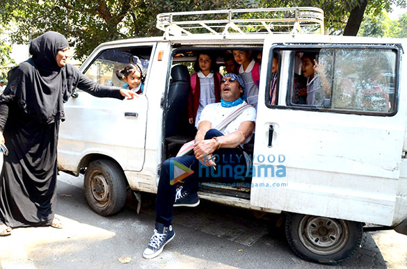 jackie shroff poses with school children in bandra 3