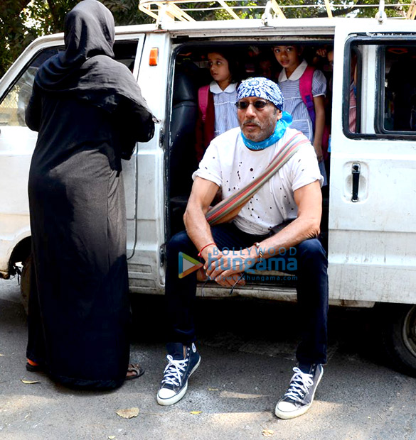 jackie shroff poses with school children in bandra 6