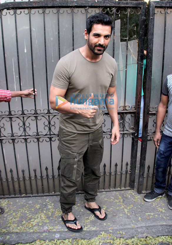 john abraham spotted at tip and toe 1