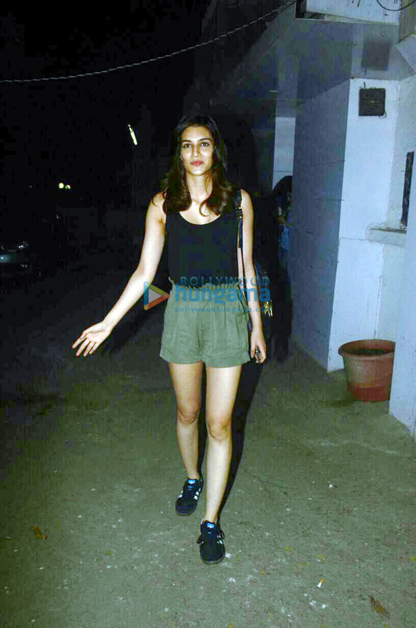 kriti sanon snapped at kromakay salon 1