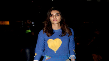 Kriti Saonon and Suniel Shetty snapped at the airport last night