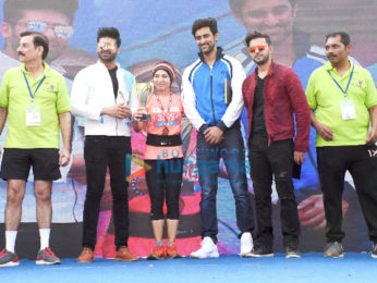 Kunal Kapoor, Vatsal Sheth & others attend the Juhu Half Marathon 2018