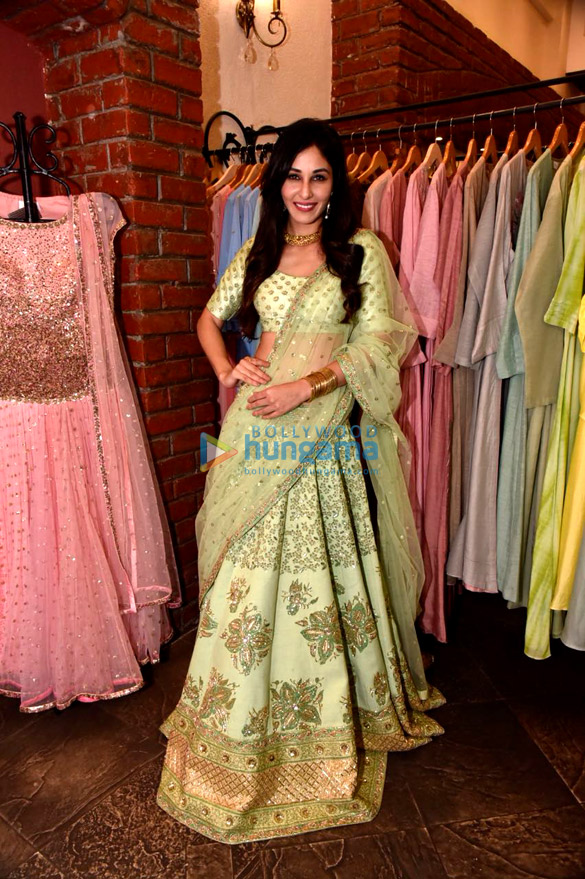 pooja chopra snapped at hues fashion store 1