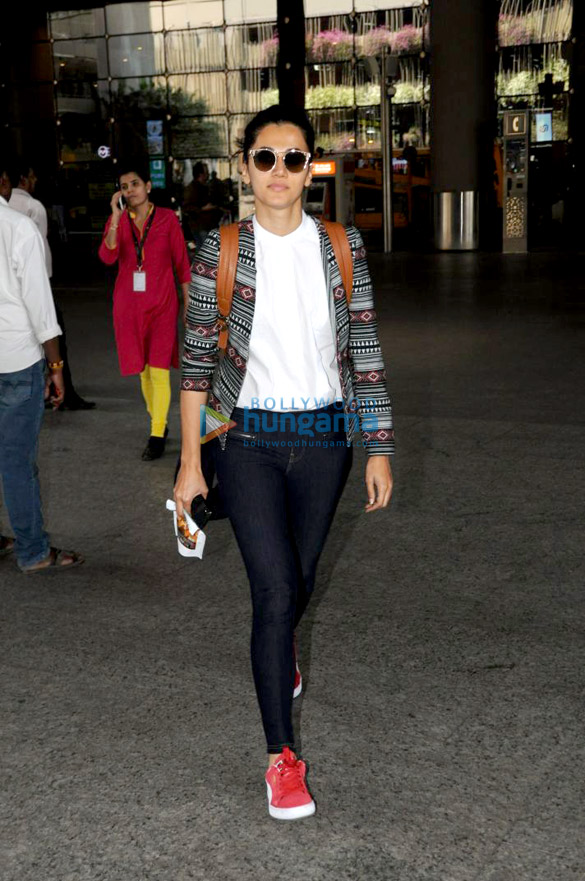 pooja hegde and vivek oberoi and others snapped at the airport 1