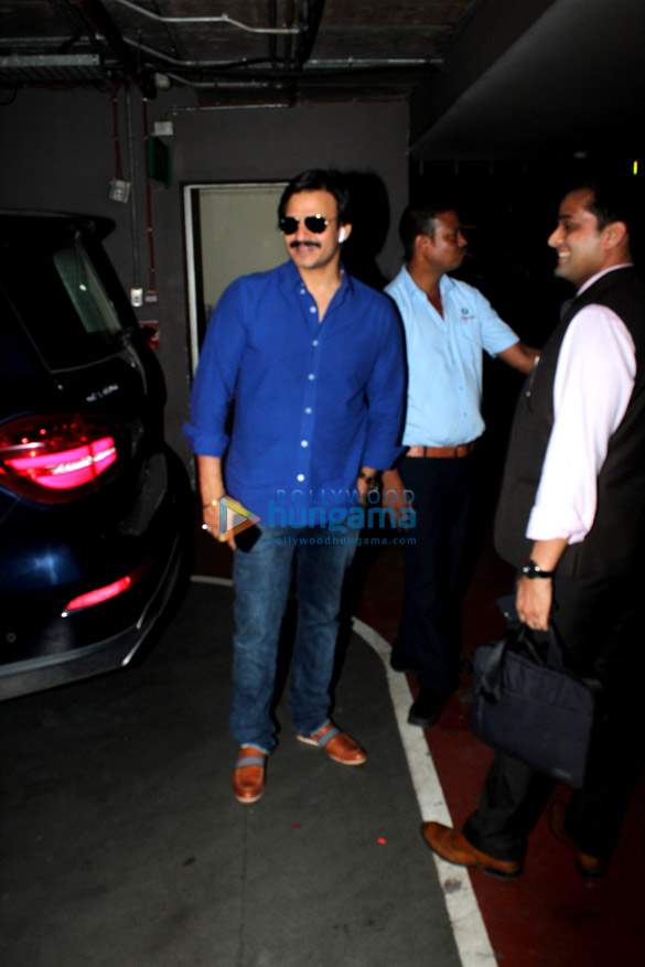 pooja hegde and vivek oberoi snapped at the airport 1