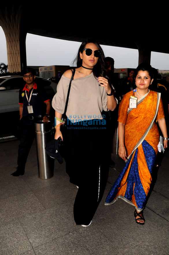 rajinikanth deepika padukone and others snapped at the airport7 3