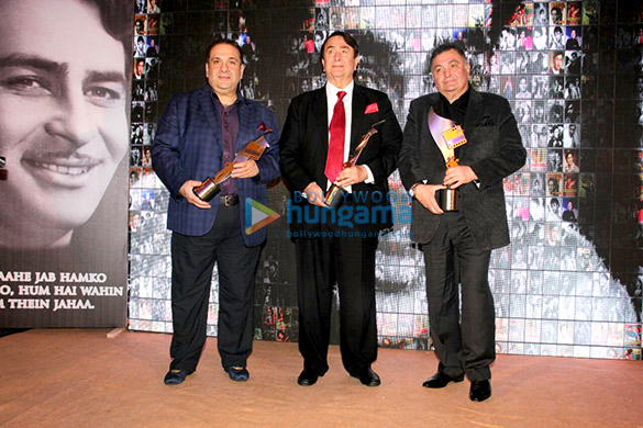 Randhir Kapoor, Rishi Kapoor & Rajiv Kapoor receive Raj Kapoor’s award Randhir Kapoor, Rishi Kapoor & Rajiv Kapoor receive Raj Kapoor’s award