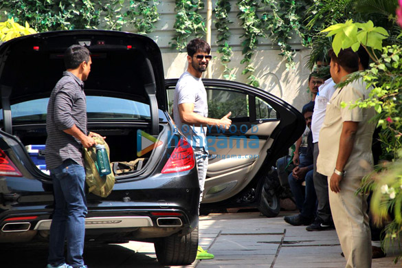 shahid kapoor and jacqueline fernandez spotted at the gym 5