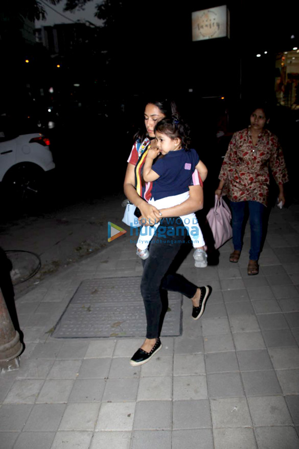 shahid kapoors wife mira rajput snapped at their daughter mishas school 2