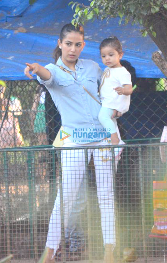 shahid kapoors wife mira rajput snapped with their daughter misha kapoor at a garden in bandra 4