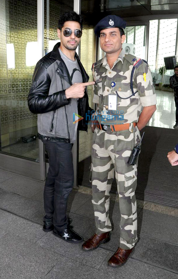 sidharth malhotra and shamita shetty snapped at the airport 3 2