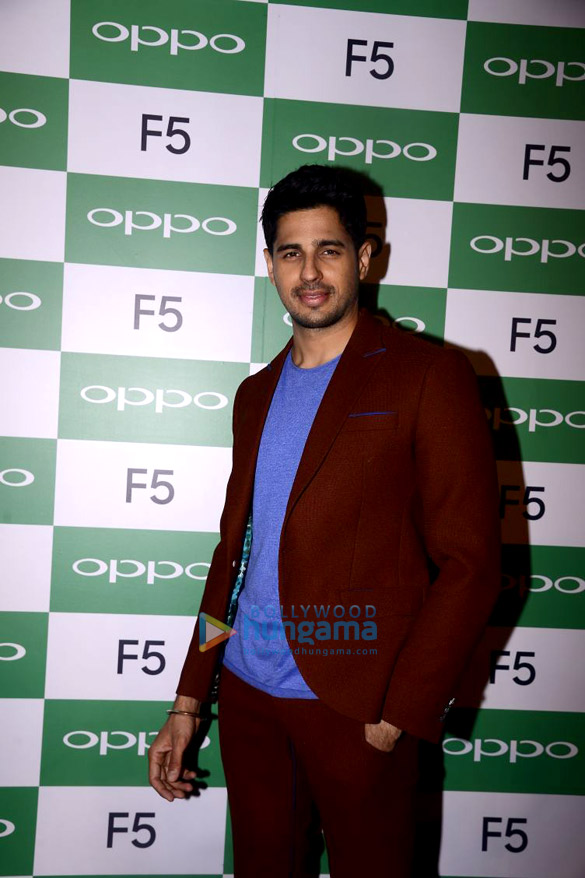 sidharth malhotra graces the launch of the oppo f5 phone 3