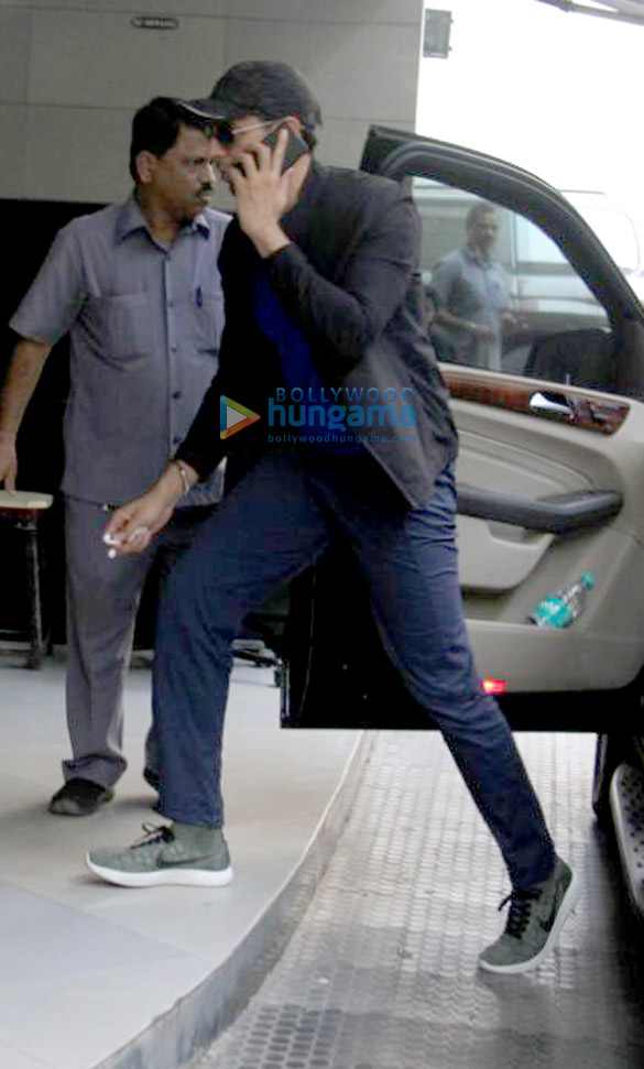 sidharth malhotra snapped outside the gym in bandra 2
