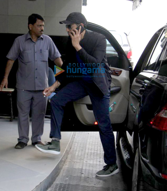 sidharth malhotra snapped outside the gym in bandra 4