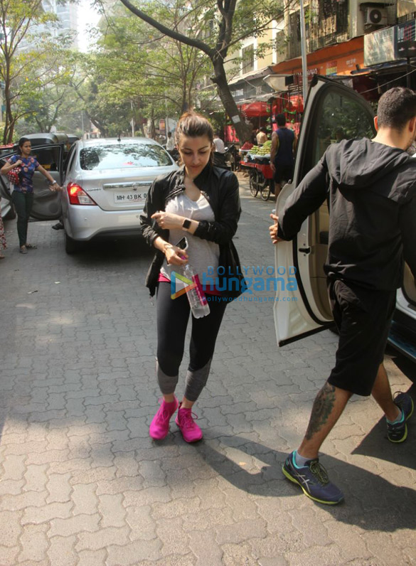 soha ali khan and kunal kemmu snapped at the kitchen garden in bandra 2