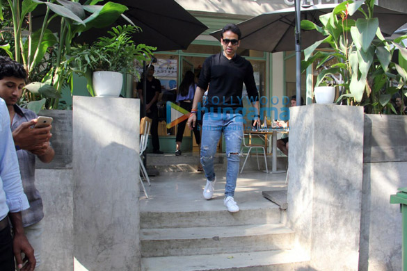tusshar kapoor spotted at the kitchen garden in bandra 4