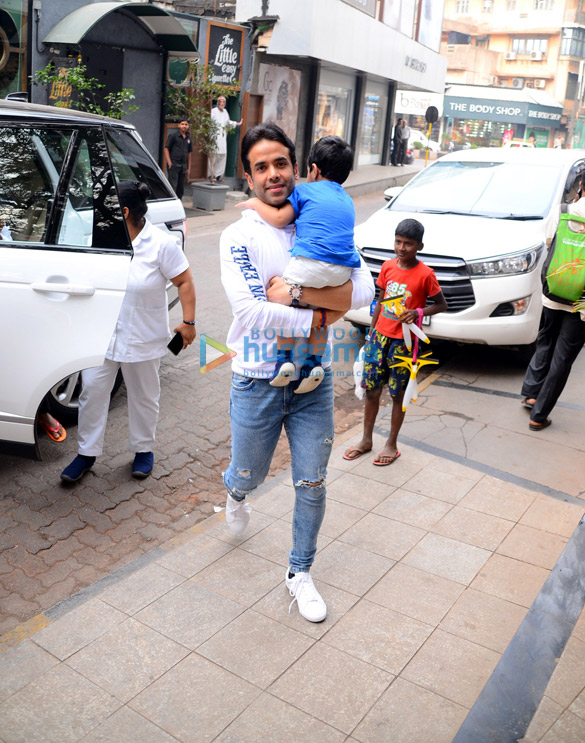 tusshar kapoor spotted at his sons school in bandra 1