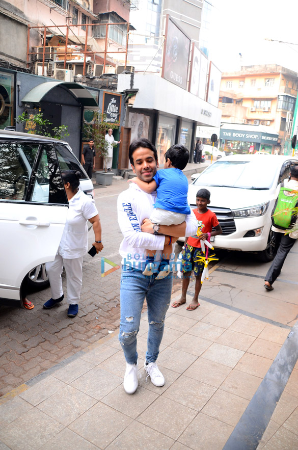 tusshar kapoor spotted at his sons school in bandra 2