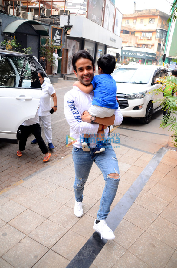 tusshar kapoor spotted at his sons school in bandra 5