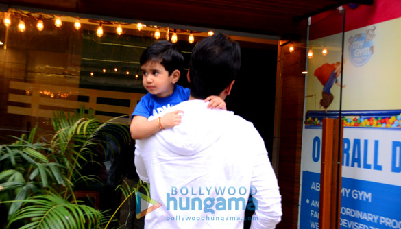 tusshar kapoor spotted at his sons school in bandra 6