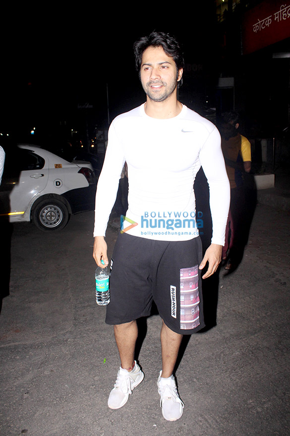 varun dhawan spotted at shoojit sircars office in juhu 3 2