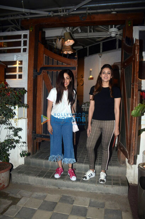 yami gautam snapped with her sister in juhu 3
