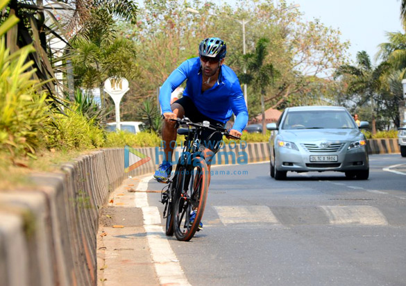 amit sadh spotted on a cycle at carter road in bandra 2