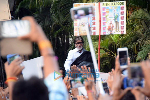 amitabh bachchan snapped meeting fans 2