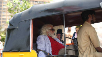 PIC: Amitabh Bachchan takes a rickshaw ride as the 102 year old