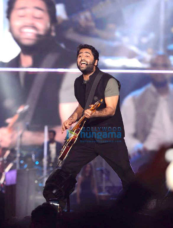 arijit singh gives an electrifying performance at his concert 4