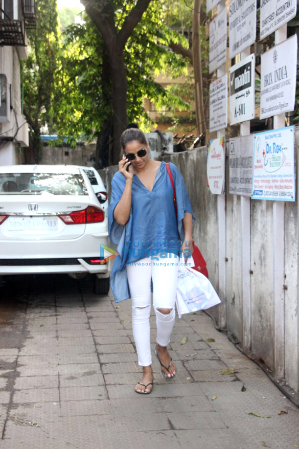 bipasha basu spotted after a clinic session in bandra 3