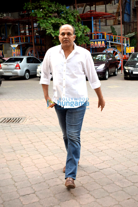 bollywood celebs attend narendra jhas prayer meet 6