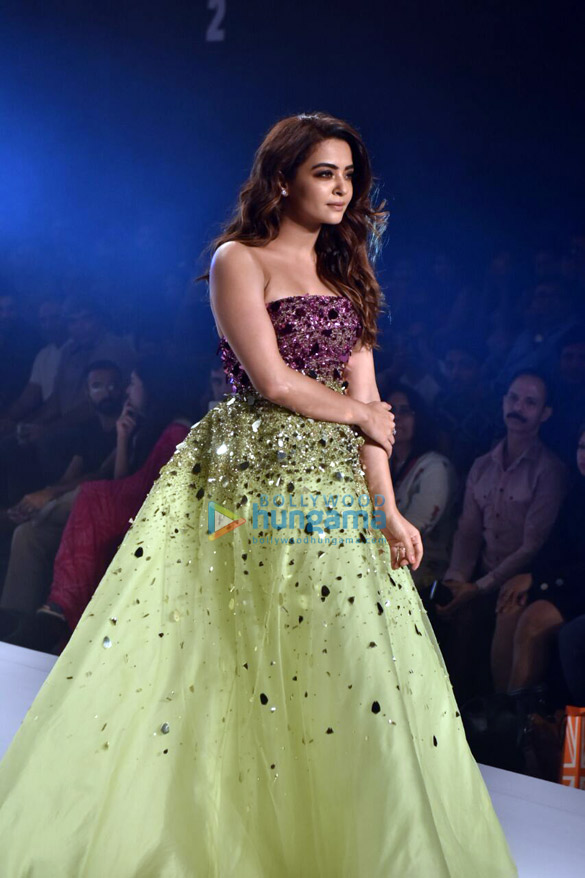 celebs walk the ramp at the bombay times fashion week8 4